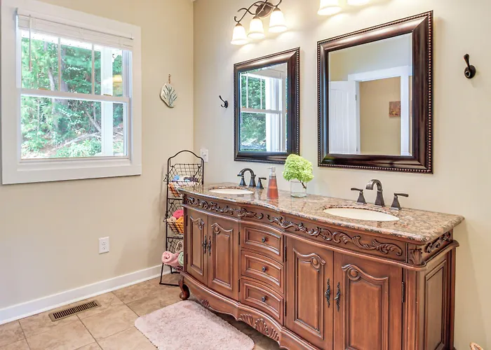 Modern Tims Ford Lake Home W/ Private Dock & Pool!