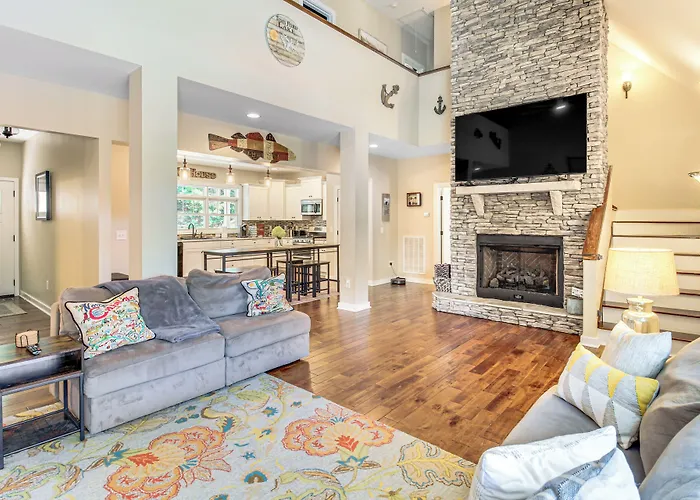 Modern Tims Ford Lake Home W/ Private Dock & Pool!