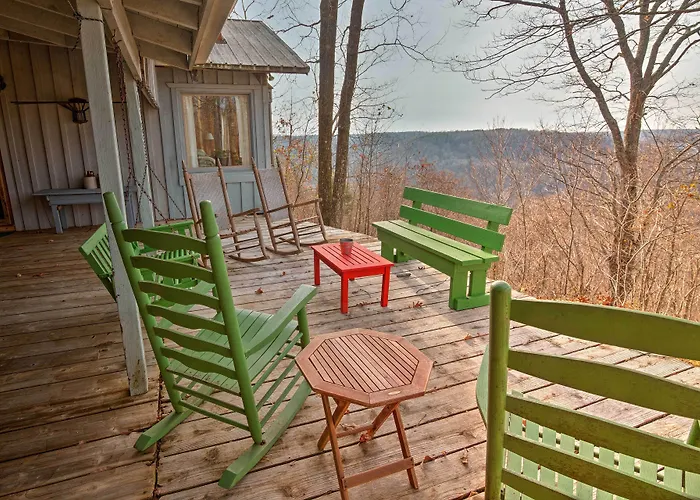 Cozy Cumberland Mountain Cabin W/ Stunning Views!